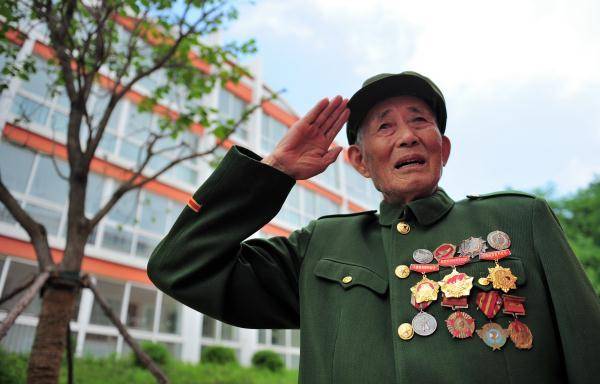 孙景坤，抗美援朝老英雄捐出珍藏军功章，深藏功与名