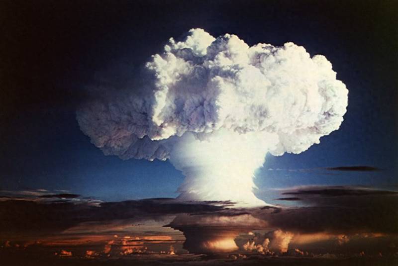 世界上三个核爆试验的真实影像，1946年美国水下核试验震撼画面曝光！21000吨核弹爆炸，5艘巡洋舰沉没