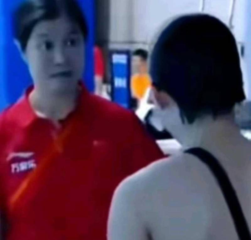 跳水视频，教练与运动员赛后深情相拥，泪洒赛场