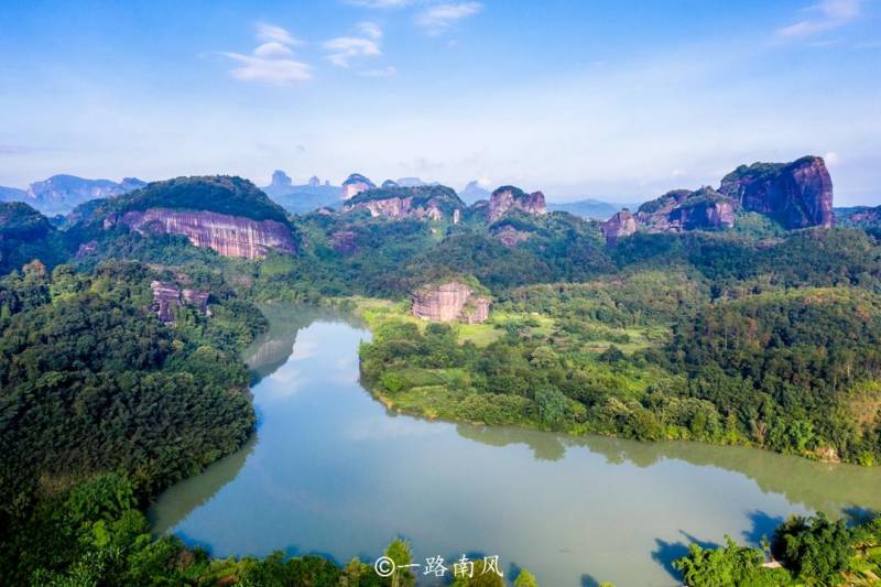 丹霞山在哪里？位于广东省韶关市，是世界自然遗产地，奇峰异石美不胜收。