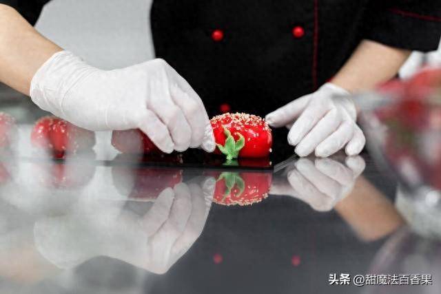 【4K沉浸式做蛋糕】草莓慕斯蛋糕，美味制作全过程
