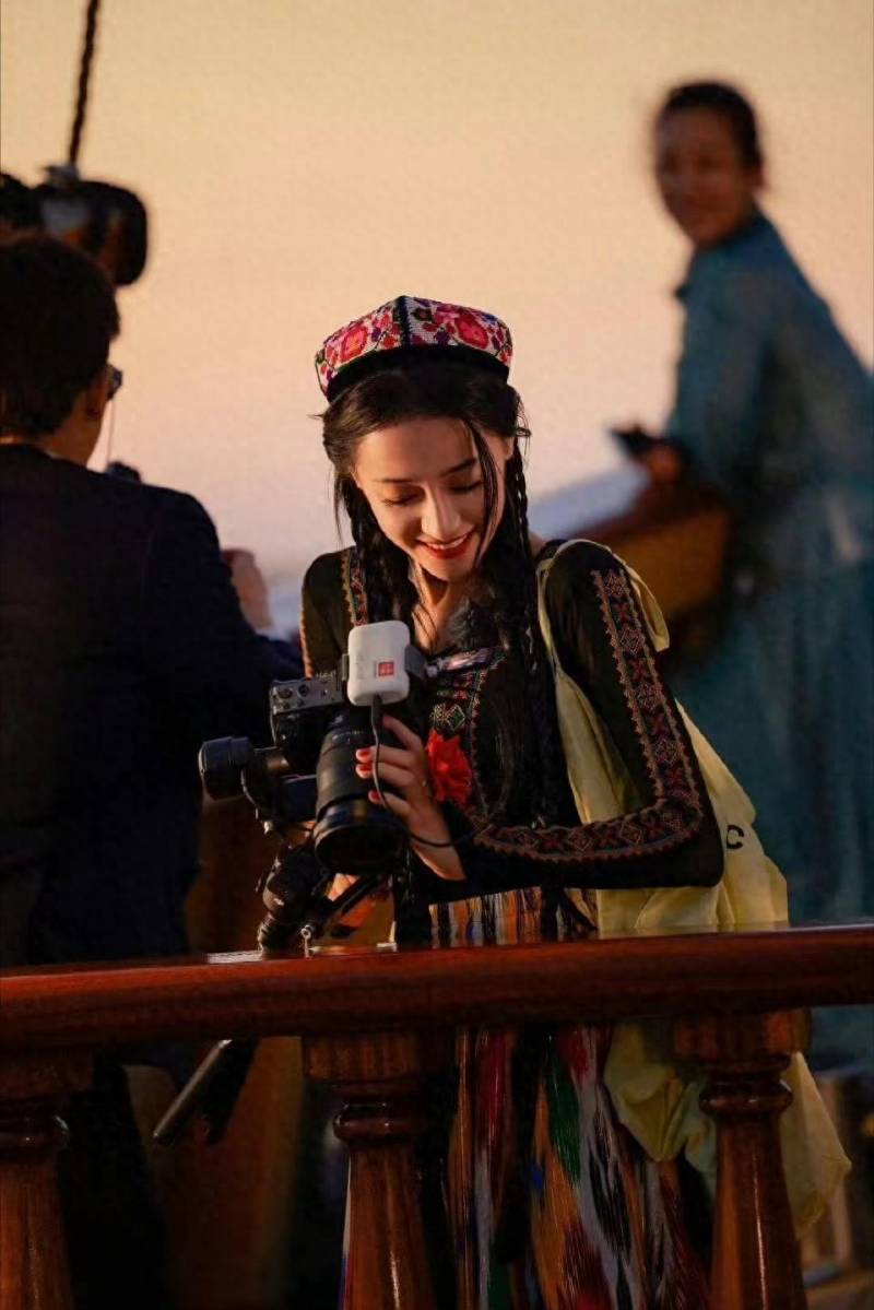 迪麗熱巴迪力木拉提超話引關注，汪文斌分享新疆舞展現中國文化自信