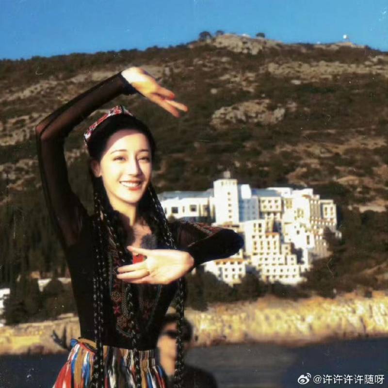 迪丽热巴迪力木拉提超话引关注，汪文斌分享新疆舞展现中国文化自信