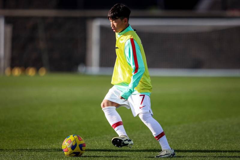 惊艳欧洲足坛！中国14岁天才王磊身穿葡萄牙国少7号球衣，本菲卡核心表现引人注目