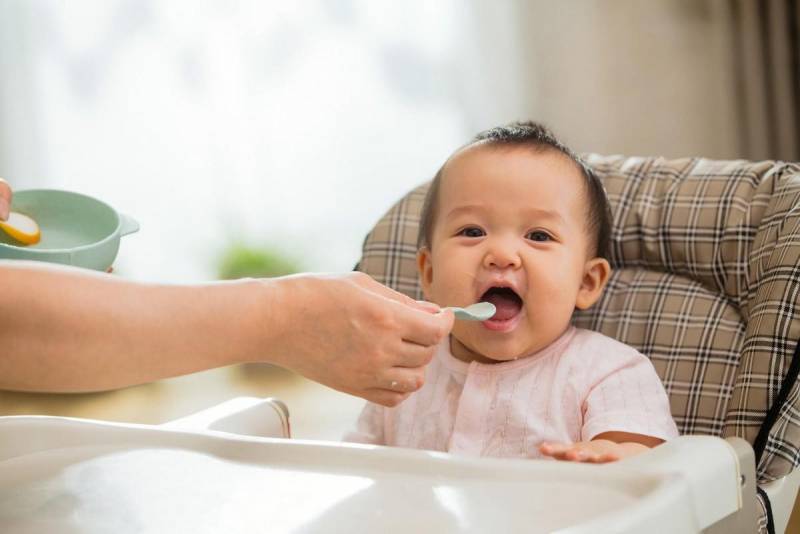 婴儿多大可以添加辅食？不是4个月也不是6个月，很多家长还不知道