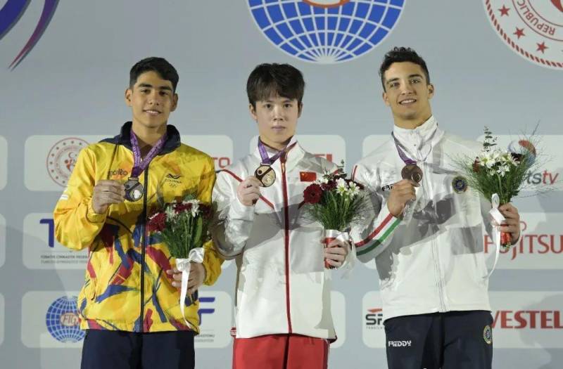 震撼！我国小将力压群雄 斩获第八届世青赛青年组男子48公斤级决赛冠军