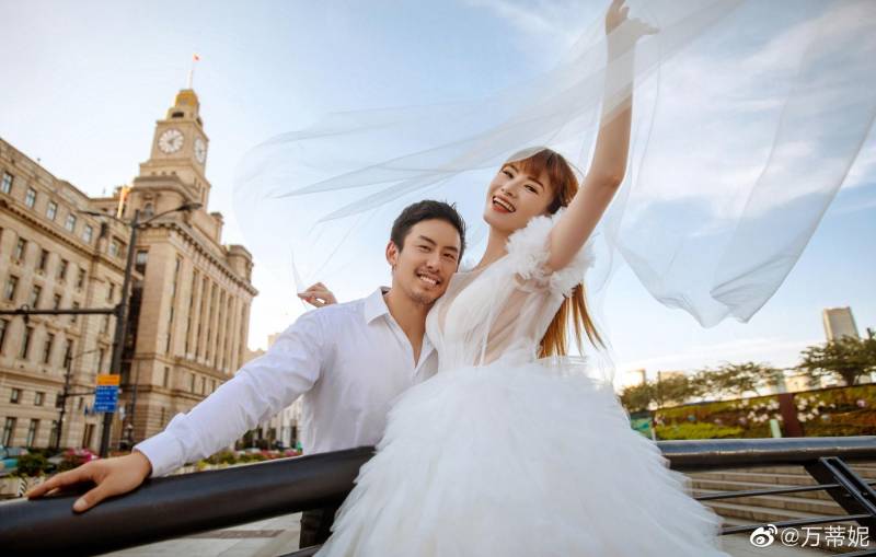 万蒂妮微博分享结婚周年喜悦，婚纱照曝光两人爱情历程