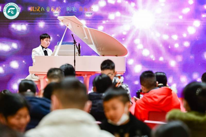 坚持12年自学钢琴，他走进113家医院用音乐温暖人心
