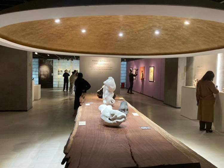 上海琉璃艺术博物馆的微博，法国杰作亮相，千公里之外的艺术对话