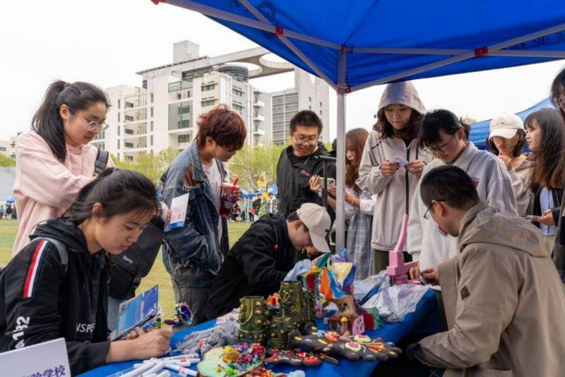 多彩石油中学校园，石油大学（华东）举办校园开放日 迎来众多学生和家长