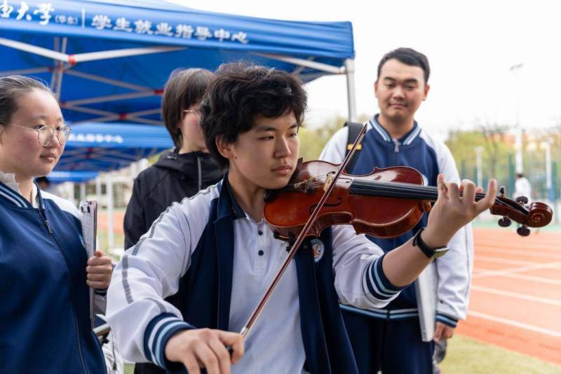 多彩石油中学校园，石油大学（华东）举办校园开放日 迎来众多学生和家长