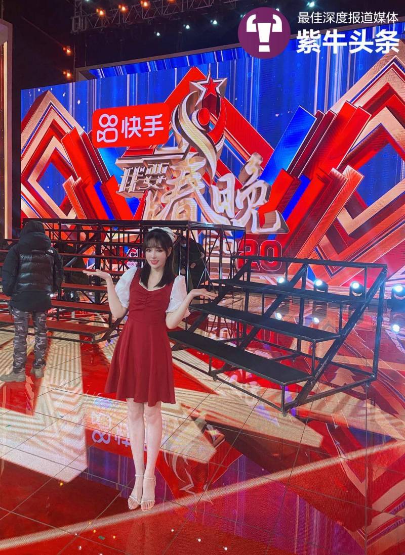 #女魔术师闫莉女王# #魔术表演# #央视演出# #国潮科幻融合秀#