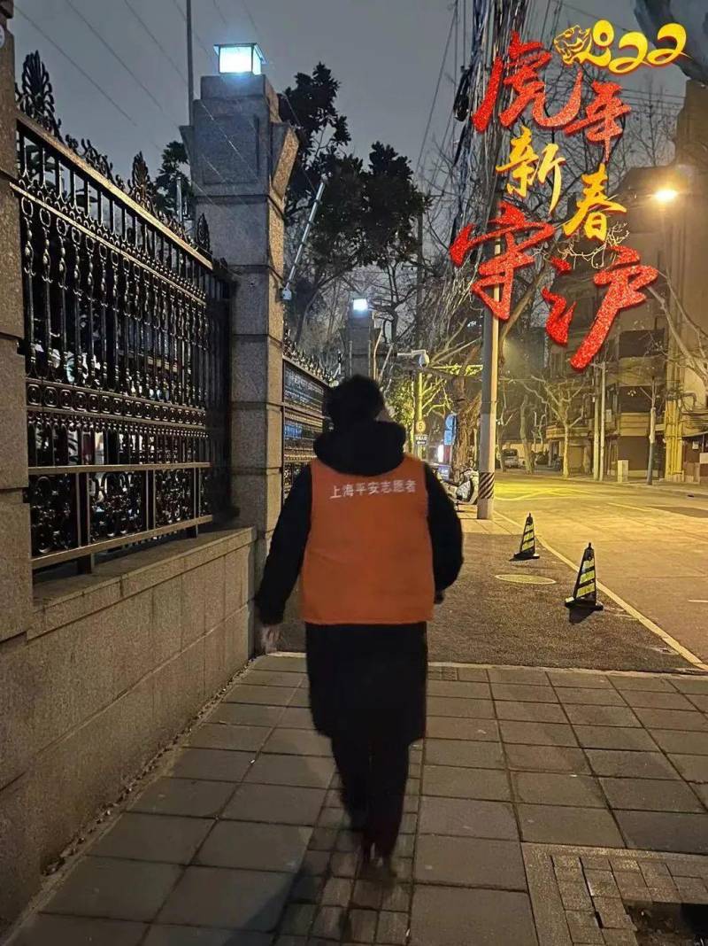 当整座城市沉浸在夜色之中，他们默默地守护着这座城市的安宁……