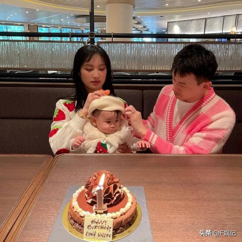 陈宇琛三代同堂为女儿庆祝1岁生日 石修开心抱着孙女拍温馨合影