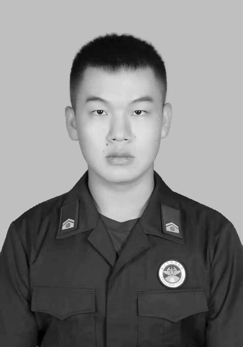 杭州消防的微博，00后消防员牺牲后，亲哥哥将其骨灰带回老家