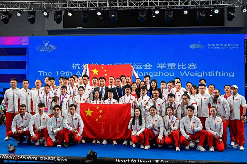 中国举重队出征举重世界杯，力图再创佳绩展现实力