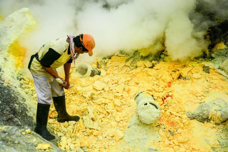 印度尼西亚硫磺矿工的悲喜人生，平均寿命仅50岁