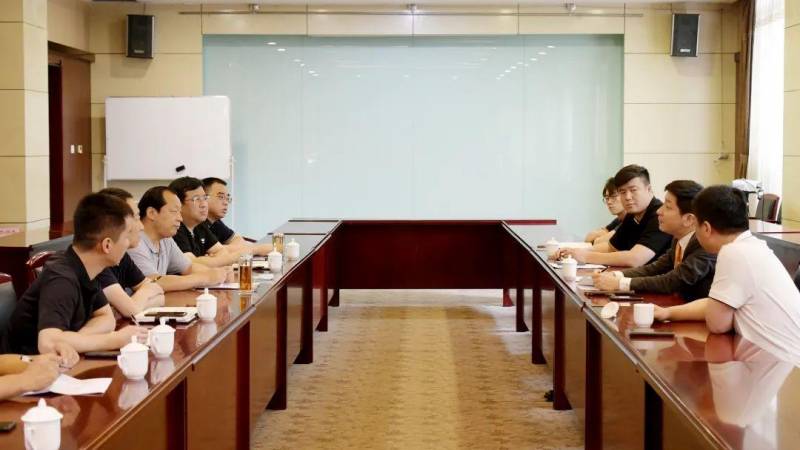 清华大学生与抠抠集团总裁李林彬交流畅谈，共话未来发展