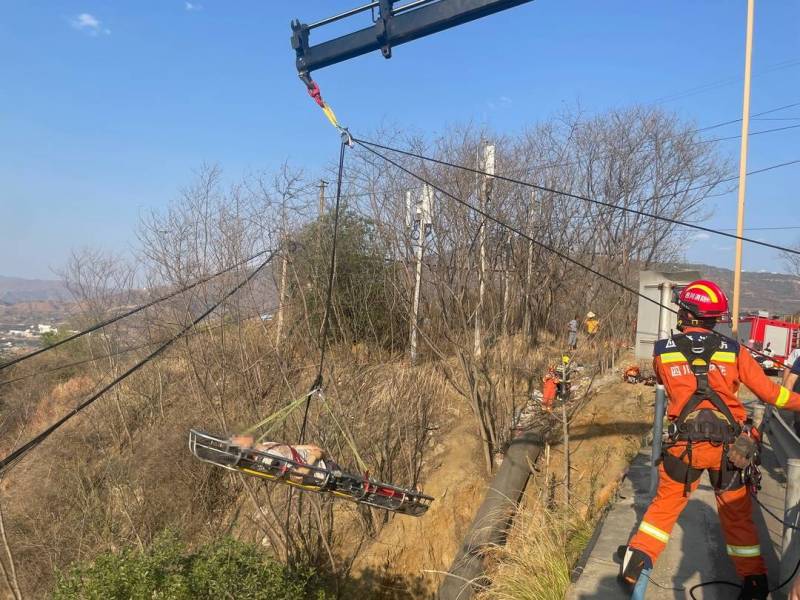 四川攀枝花车祸，轿车坠堡坎 消防紧急救援