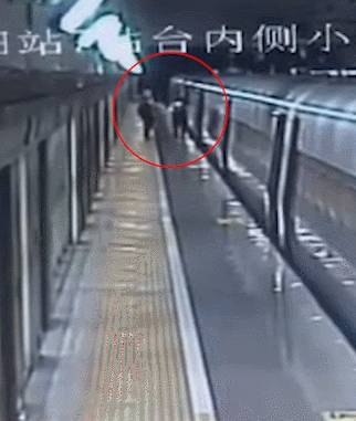 深圳男子地铁偷拍女性，被抓现行！男子自述，看其穿短裙起歹心