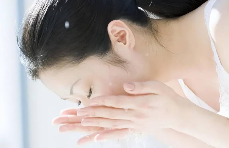 如果连续30天用温水洗脸，皮肤状况会发生哪些变化？
