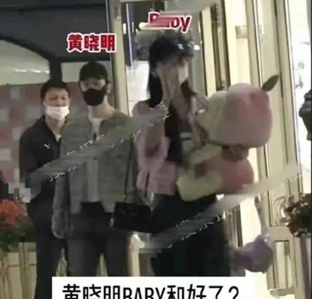 黄晓明baby情侣装甜蜜同框，与叶珂共餐画面和谐