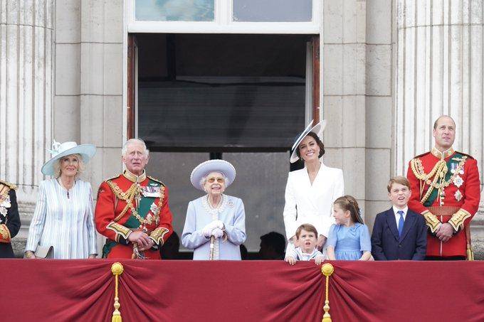 英国女王因身体不适，暂停参加庆祝其在位70周年的活动