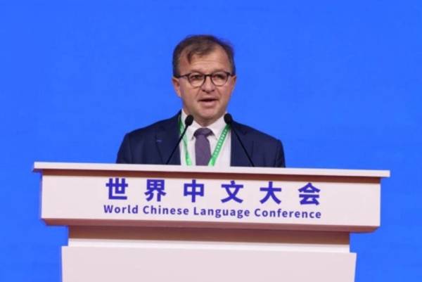 2023世界中文大会全体会议上，段鹏校长分享教育理念