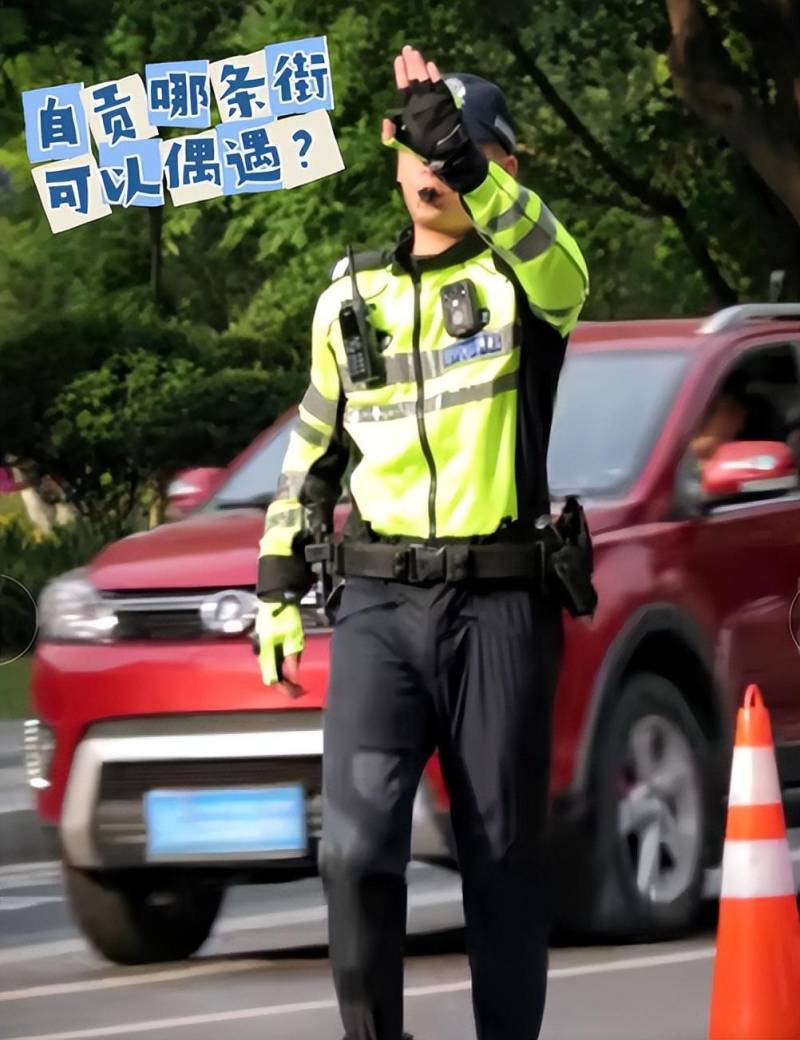 四川交警的微博视频展现街头帅气交警陈俊，英姿飒爽引网友热议