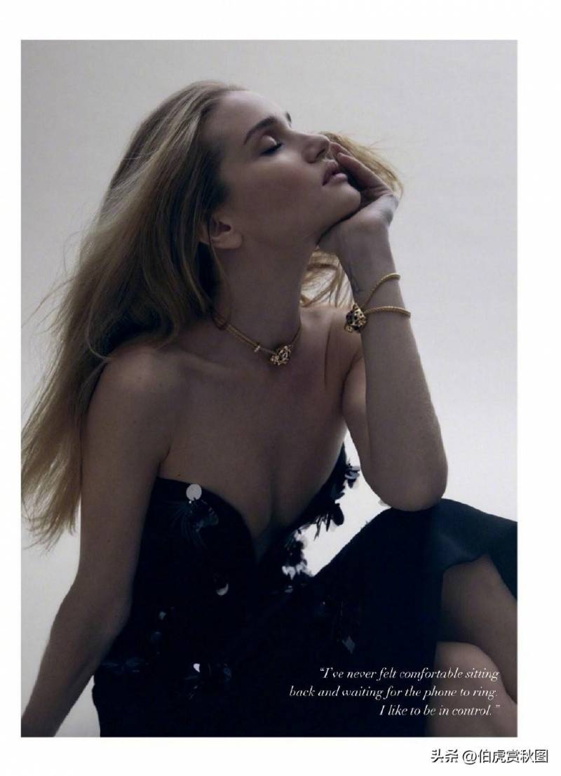羅茜·漢丁頓-惠特莉最新時尚大片，縯繹成熟女性的魅力與自信