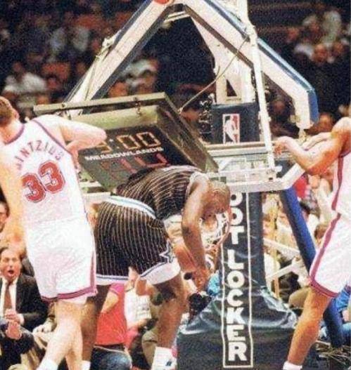 NBA球星扣碎篮板瞬间，暴力扣将齐聚，谁最震撼？