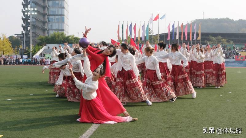 艺术体操世界冠军鲍语晴参赛校运会，现场观众有幸目睹冠军风采