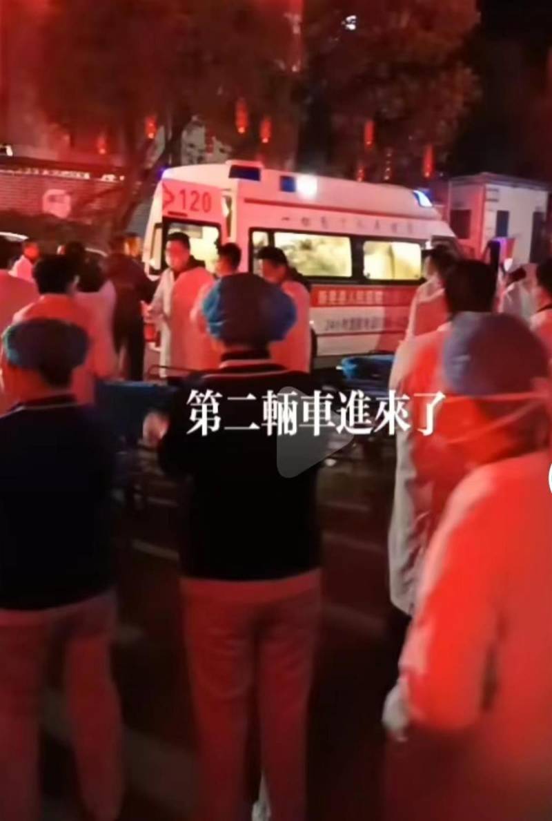 滬崑高速湖南芷江段發生客車側繙事故,32人受傷入院治療