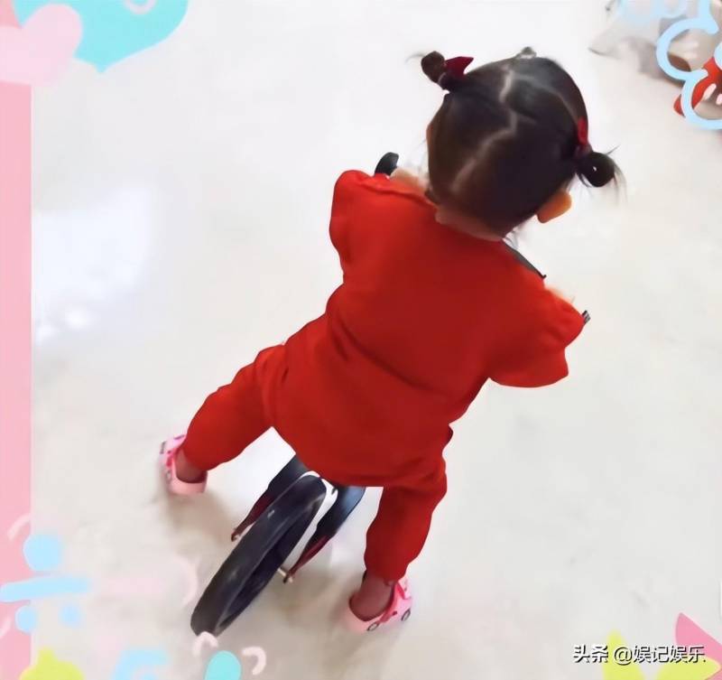 唐嫣2岁女儿首次出镜，小小糖红衣骑车萌态十足