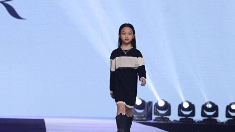 李小璐女儿甜馨8岁T台首秀，星范儿十足，惊艳全场观众！
