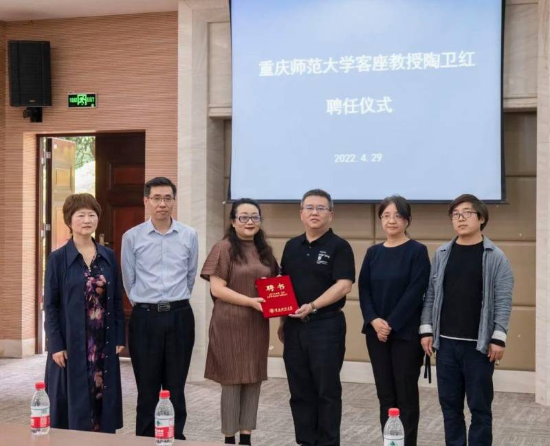 重庆女生骨溶解求医路，微博跟踪报道引热议