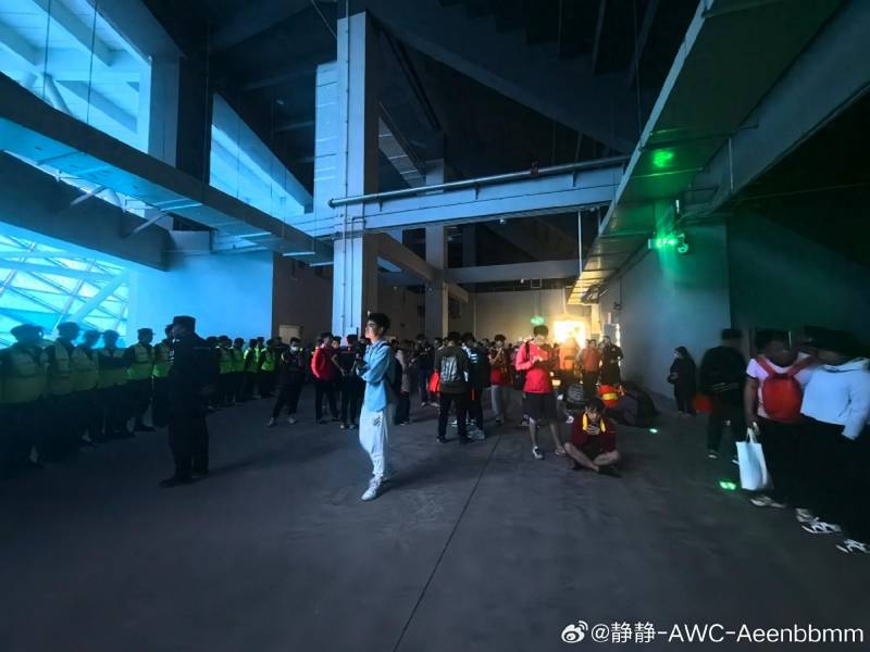 广州高校球迷联盟微博，博主称广州队球迷和球队被围堵一个小时，至今未离球场