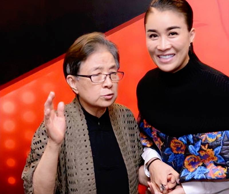 那英几个孩子，与高峰育有一子，再婚后家庭幸福美满