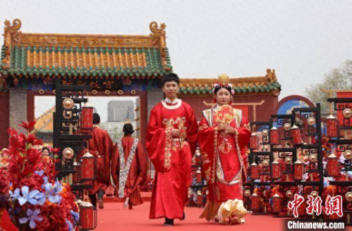 中国婚礼传统与现代交融，沈阳市国风集体婚礼引领潮流