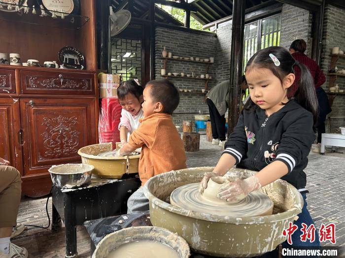 吉州窑景区，五一假期传统非遗文化盛宴吸引游客