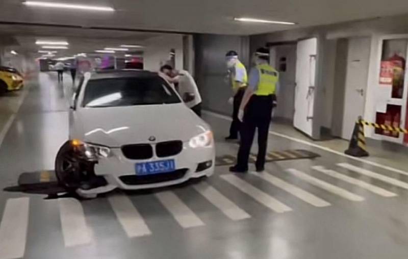 上海一男子酒后将新车撞毁，豪车受损惨重!