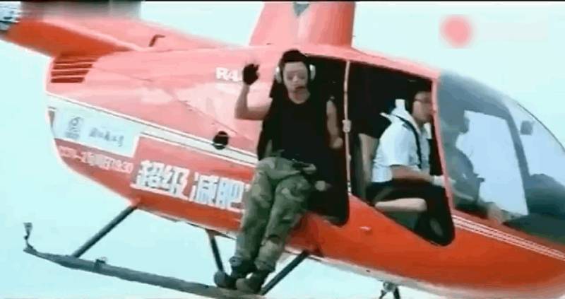 吴京坐直升机参加谢楠节目，夫妻同台引关注