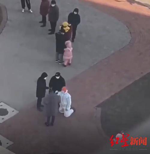 天津两老人插队做核酸，官方澄清志愿者下跪事件