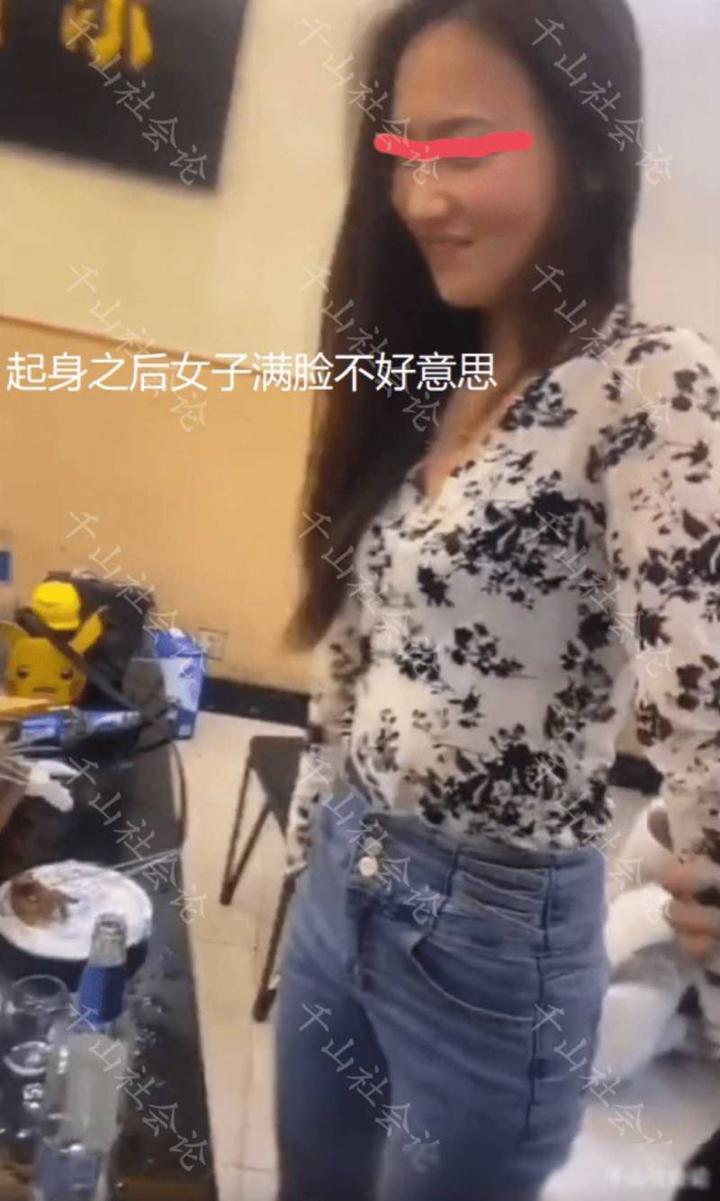 女子酒后失态摇摇晃晃站不稳，裤子沏湿一片，身旁满是用过的纸团，行为令人咋舌