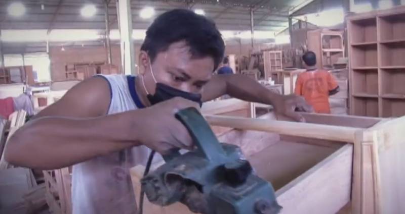 印尼工廠工人辛勤勞動，日薪25塊卻很滿足