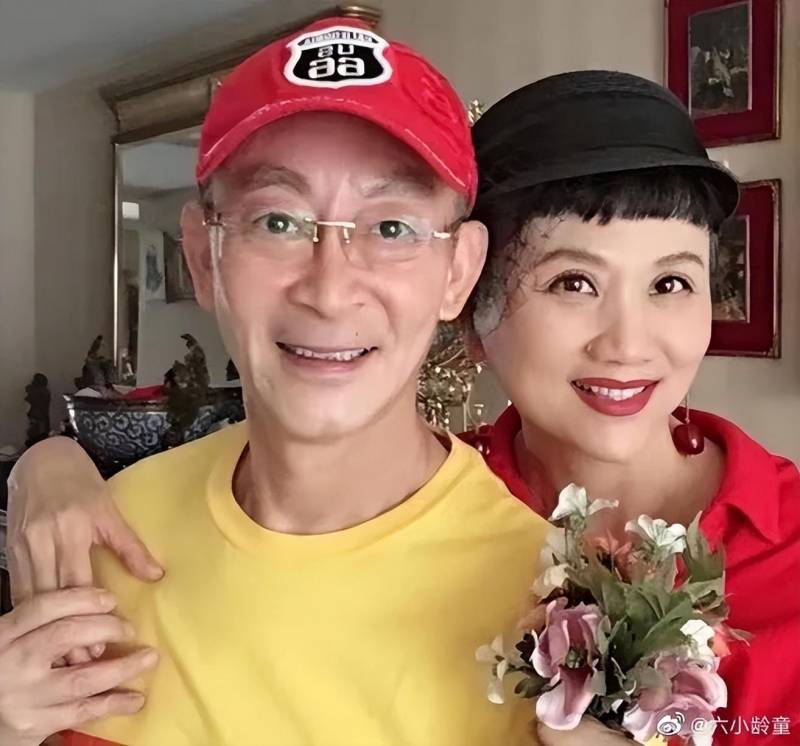 六小龄童罕见晒恩爱，庆贺婚姻34周年，与妻子甜蜜合影并发誓永浴爱河