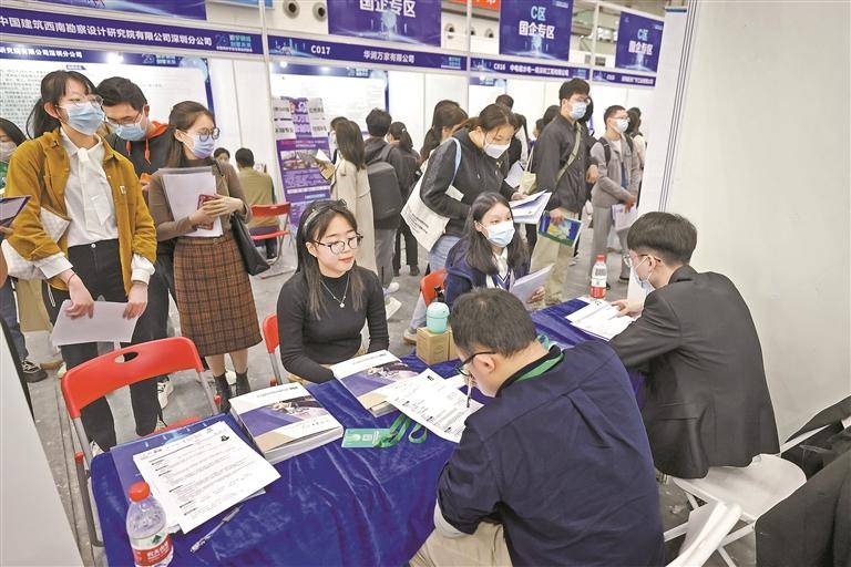 深圳年度最大规模毕业生双选会吸引六百家企业 提供两万多个岗位机会