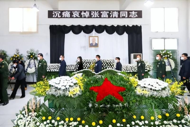 老英雄张富清告别仪式在湖北来凤县举行