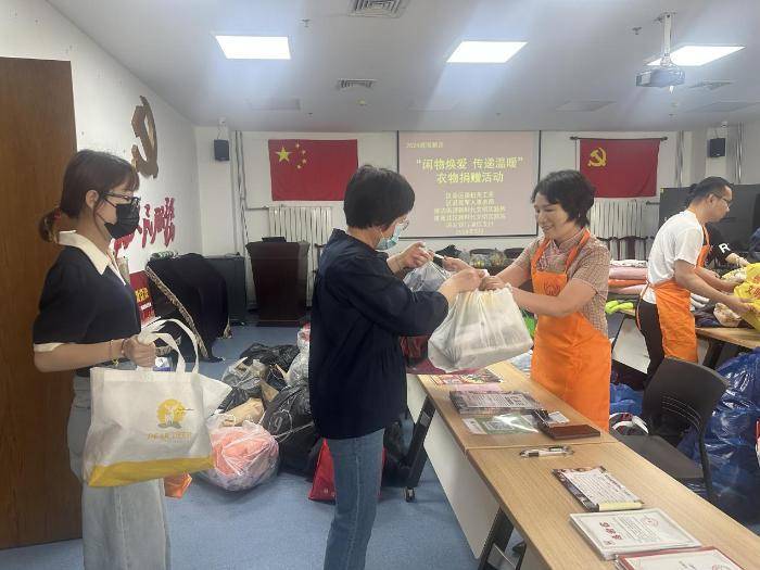 捐赠爱心衣物 | 塘沽街道雅苑社区举办闲物焕爱 传递温暖活动