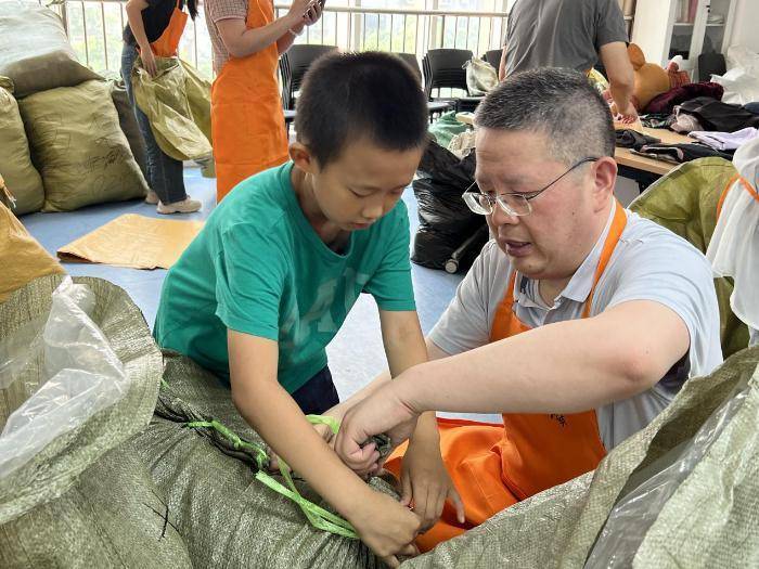 捐赠爱心衣物 | 塘沽街道雅苑社区举办闲物焕爱 传递温暖活动